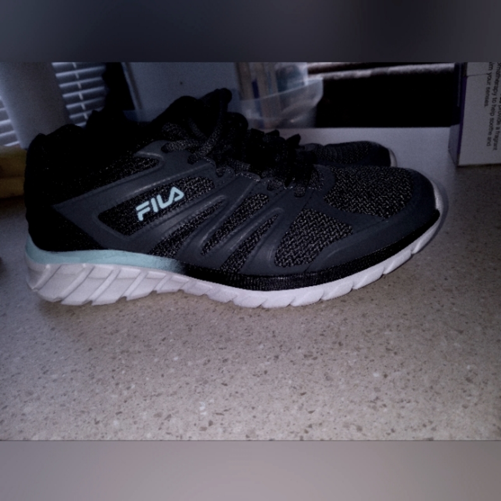 nwt Womens Fila size 8 tennis shoes